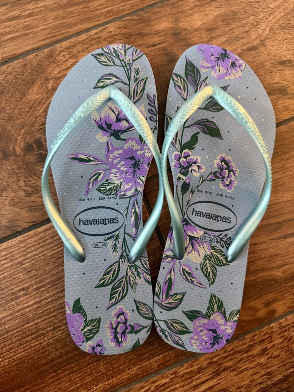BRAND NEW!Havaianas Women’s Lavender Floral Flip Flops with Metallic Blue Straps
